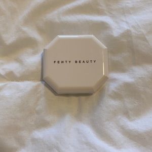 Fenty Beauty Pro Filt’r Soft Matte Powder Foundation 350.